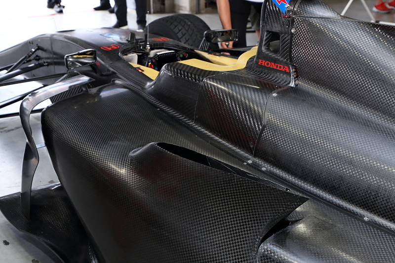 サイドポンツーンの上に飛び出ているのはポッドウィング