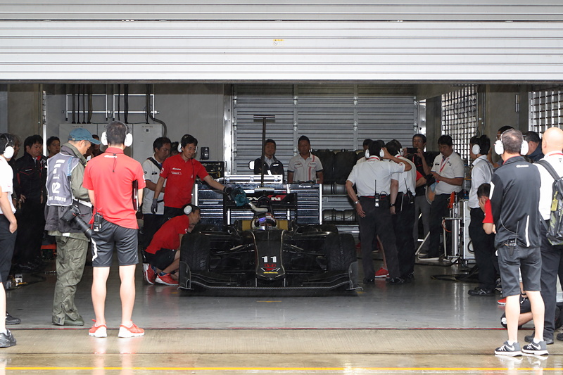 テスト走行の準備が進むピット内