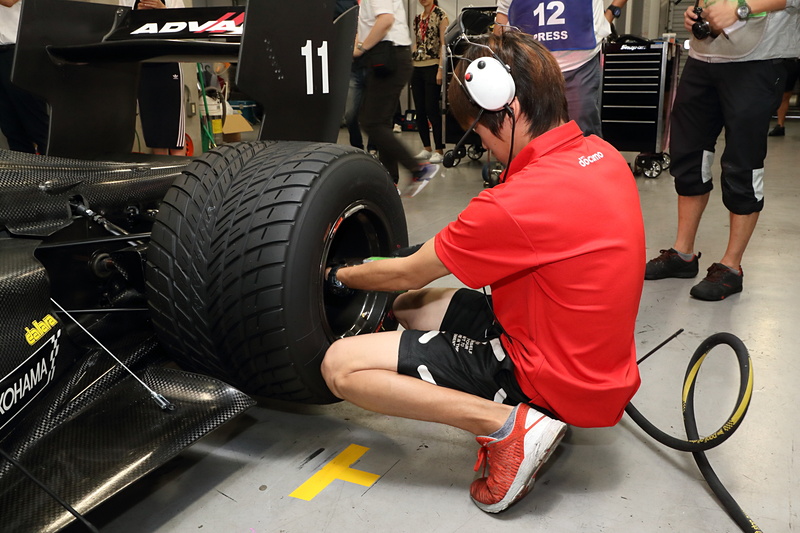 テスト走行の準備が進むピット内