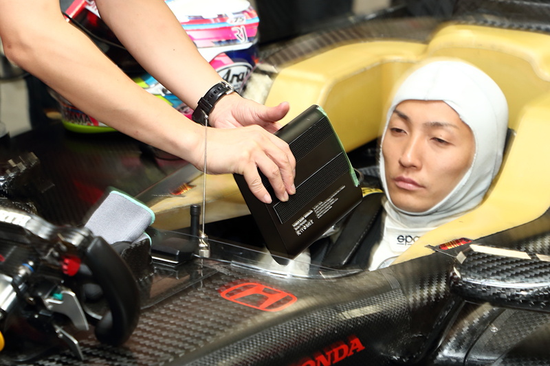 野尻選手が乗り込む