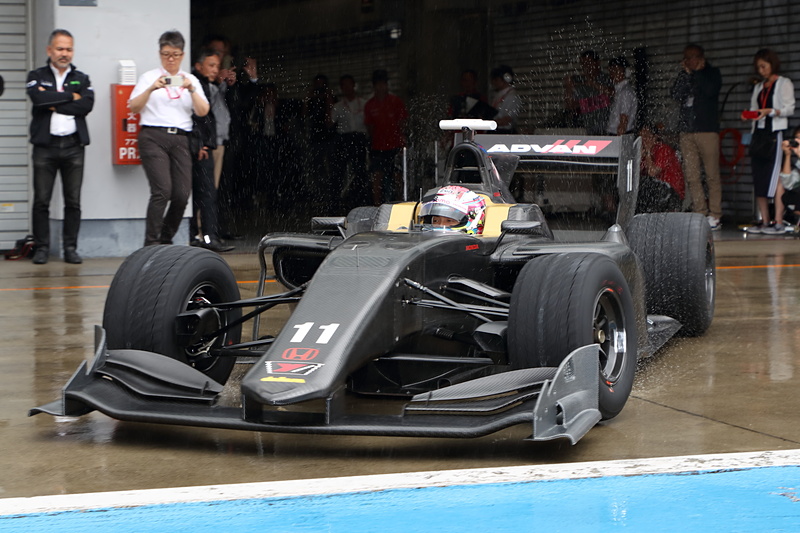 ピットアウトするSF19