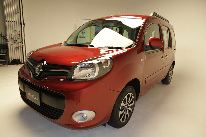 ひと目見て分かりやすい車両の横から見たシルエットをデフォルメして、デカールがデザインされた