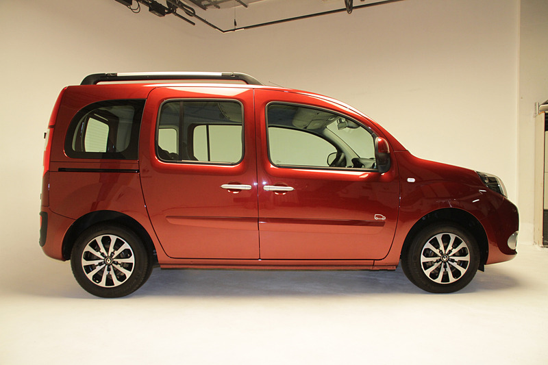 ひと目見て分かりやすい車両の横から見たシルエットをデフォルメして、デカールがデザインされた