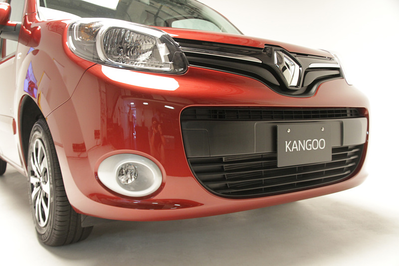 特別仕様車にはブラックの樹脂バンパーを採用することが多いが、今回はフロントをお洒落に彩るカラードバンパーを採用