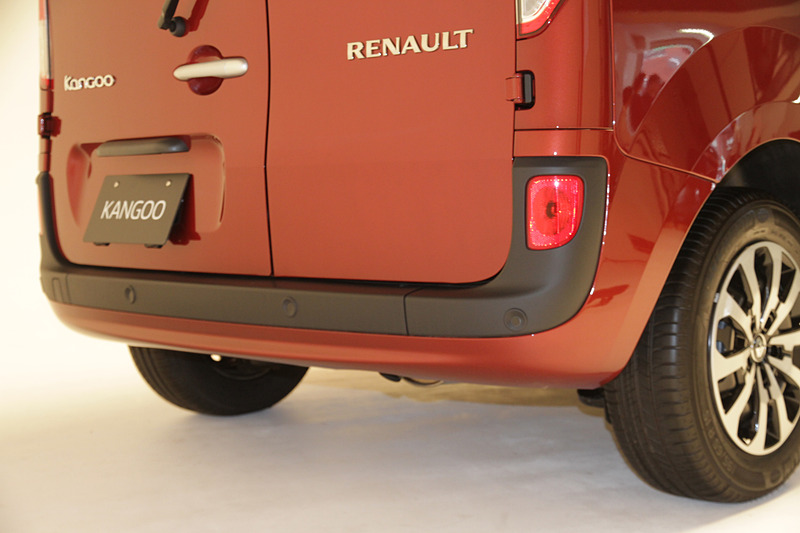 安全装備として、リアバンパーにはバックソナーを備える