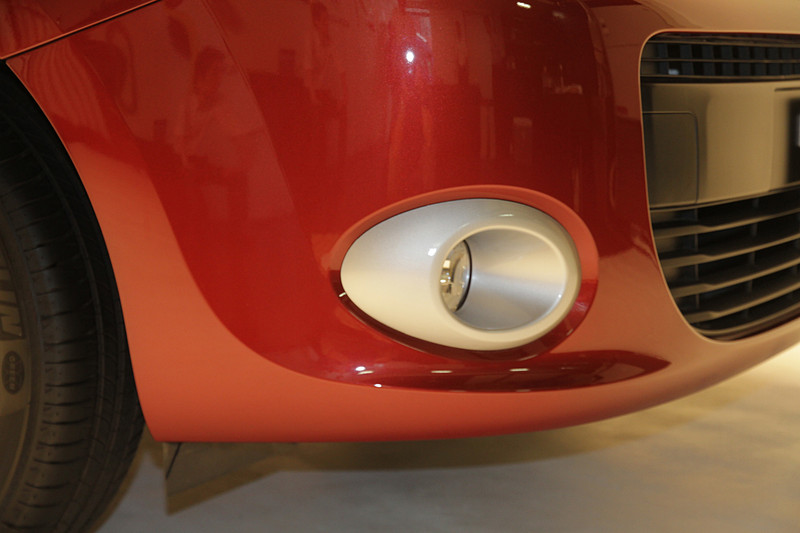 フロントフォグランプには専用装備のシルバートリムを装着