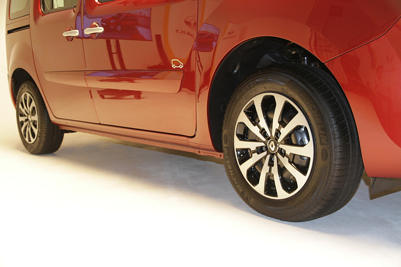 6J×15インチスチールホイールに専用デザインのホイールカバーを採用。タイヤサイズは前後共に195/65 R15を装着