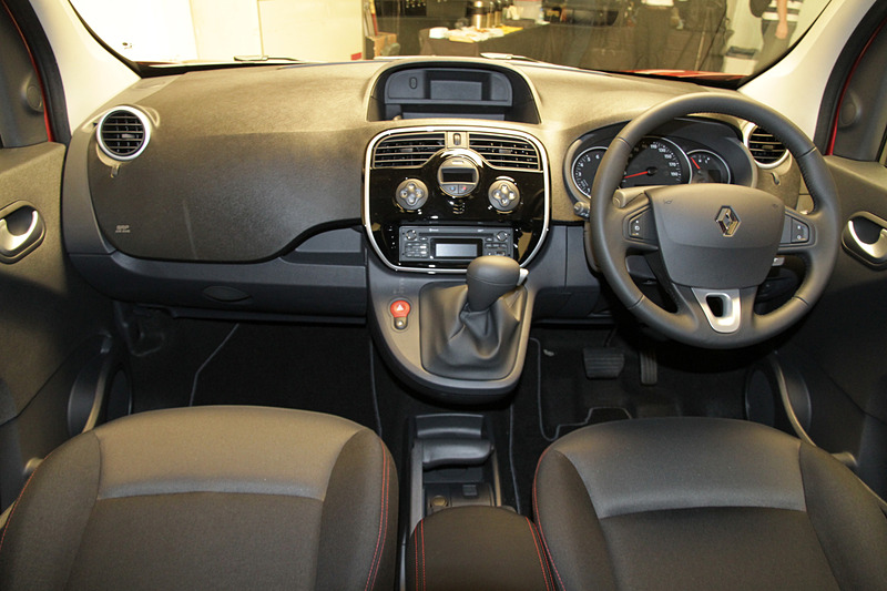 カングー ヴァンタンのインテリア。インパネ中央には、つやのある専用ブリリアントブラックセンタークラスターを配置