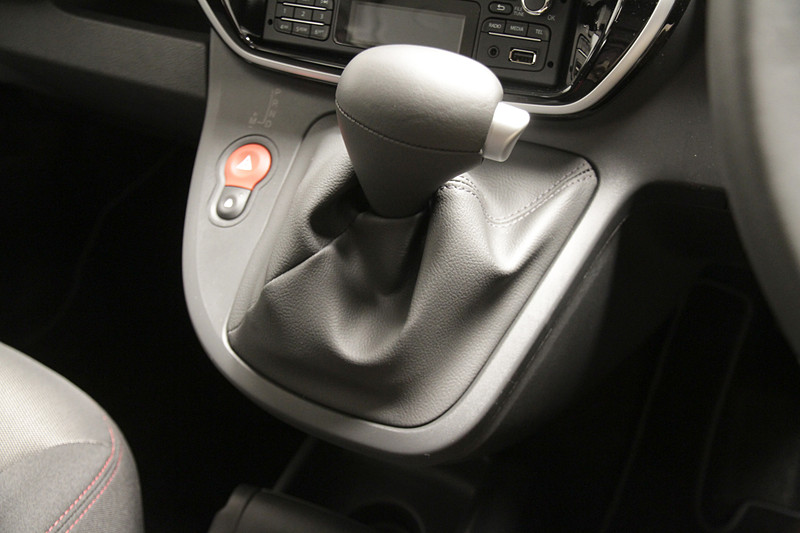 トランスミッションは6速AT（EDC）仕様