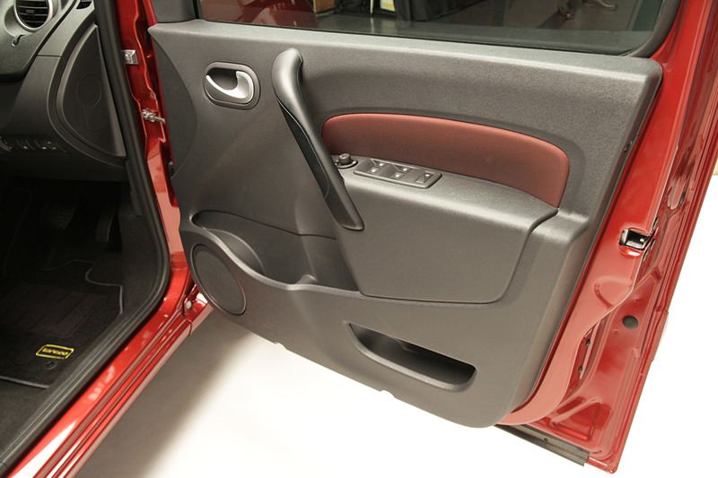 フロントドアには専用のドアトリムを採用