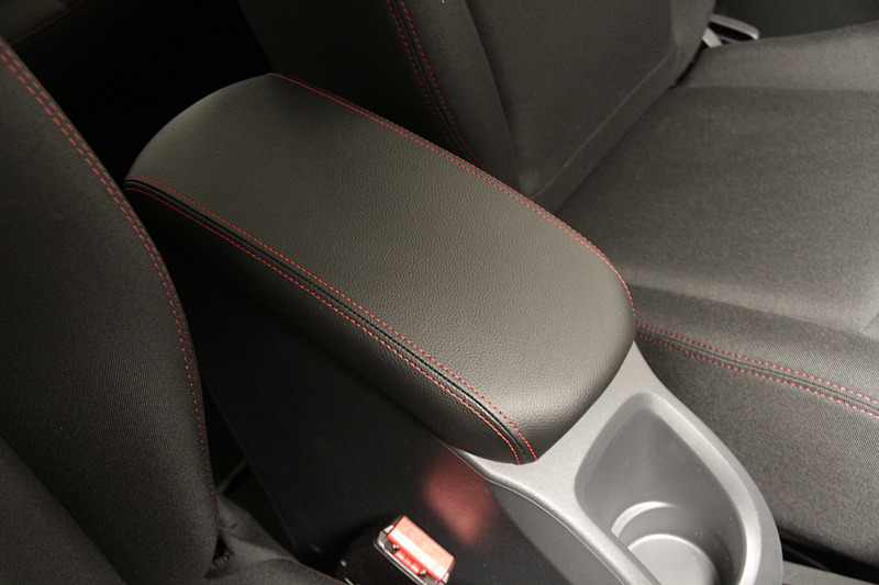 センターコンソールボックスは、シート同様に赤のステッチの入ったレザー調リッドを採用