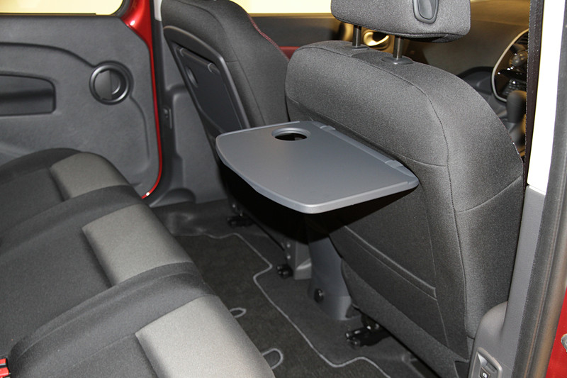 リア席で使えるフロントシートバックテーブルや、フロアに設けられた収納スペースもカングーの魅力の1つ