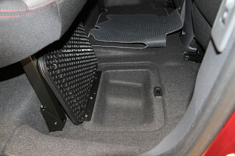 リア席で使えるフロントシートバックテーブルや、フロアに設けられた収納スペースもカングーの魅力の1つ