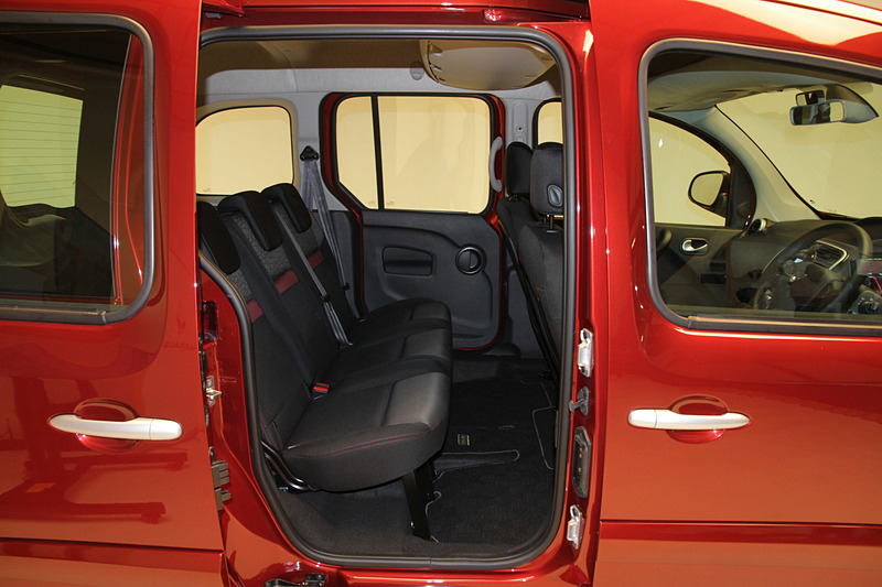 開口部も広く便利に使えるリアスライドドア