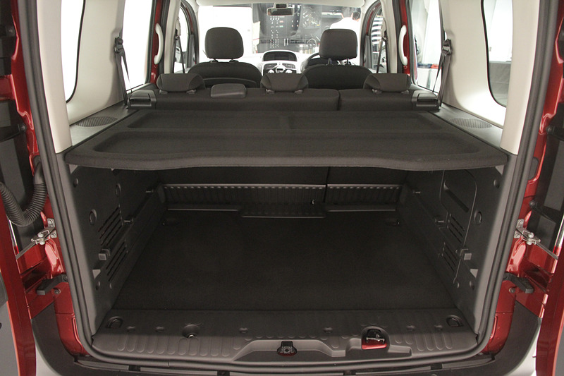 リアハッチは左右に開く観音開き