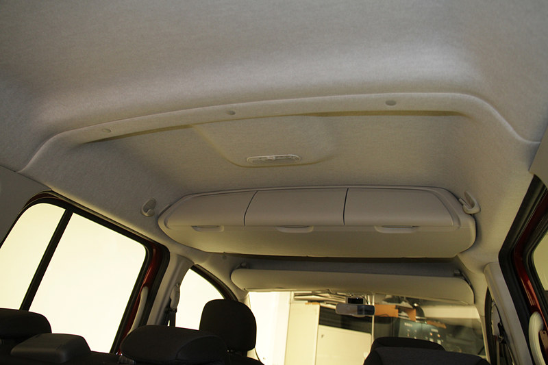 室内ルーフ部にも収納スペースが設けられている