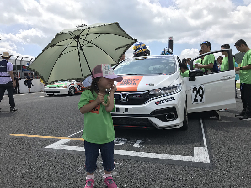 スタート前のグリッドウォークでは、娘も大張り切り。最近は大きなレースだと小さな子供はコースに入れてもらえないサーキットも多いのですが、Joy耐は「クルマに気を付けてくださいね～」と優しいオフィシャルに見守られ、こうした時間が楽しめるのもいいところです