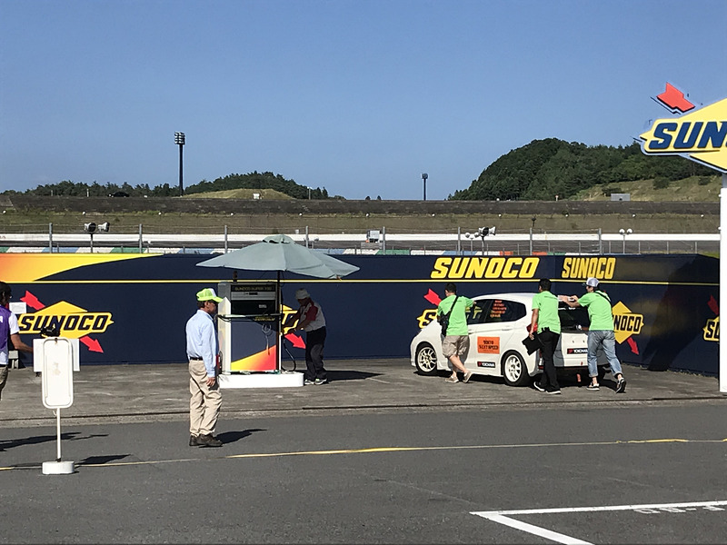 決勝レース中の給油は、ピットではなくガソリンスタンドで順番に行なうのがJoy耐流。手押し区間はみんなでヒーヒー言いながらマシンを押すのですが、時間帯によっては給油するマシンで渋滞してしまうので、いかに空いているタイミングで給油に入るかも、チームの作戦のポイントになるのです