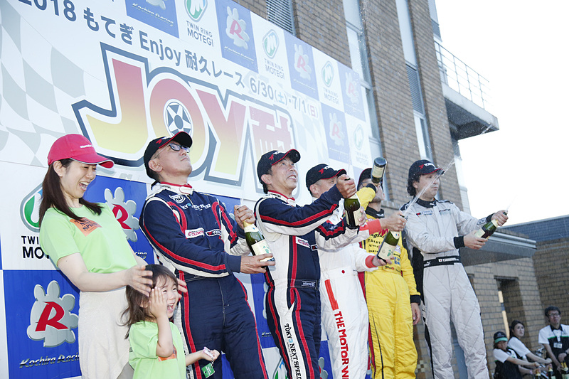 厳しい闘いだと思っていた7時間も、終わってみればまさかのクラス優勝！　久々のシャンパンファイトは、娘も混ぜてもらって大興奮でした