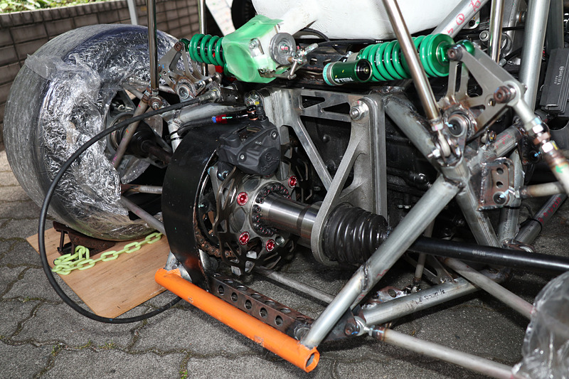 リアブレーキは中央の1カ所に集約。バネ下の軽量化とブレーキバランスの簡略化を両立できる