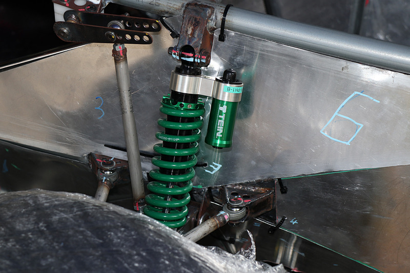 4輪にテインとSHIBA-4で共同開発したショックアブソーバーを装着