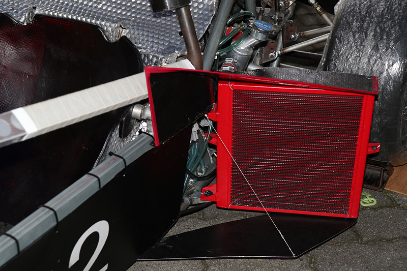 形状を最適化したというラジエターカバー。S014では重さも課題となったことからカーボンファイバー素材を採用している