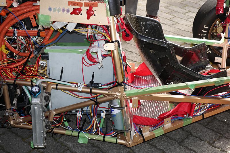 バッテリーをコックピット後方にレイアウトして、軽量化と運動性能の向上を果たしている