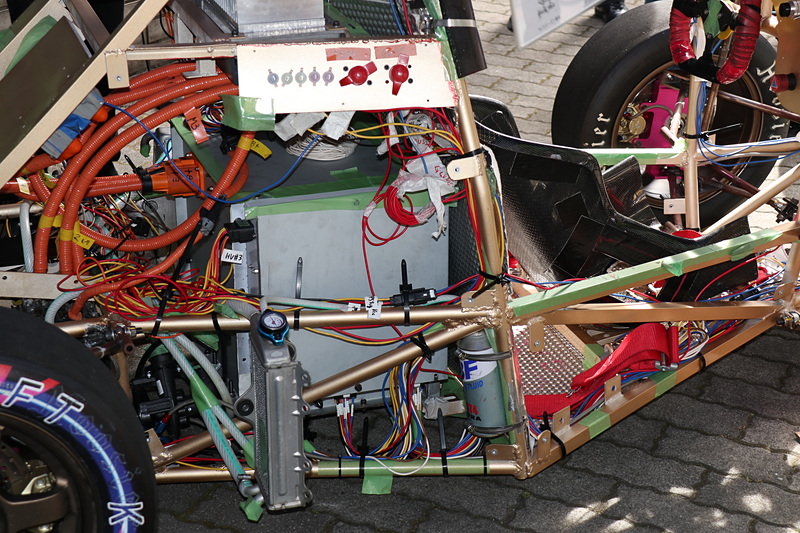 バッテリーをコックピット後方にレイアウトして、軽量化と運動性能の向上を果たしている