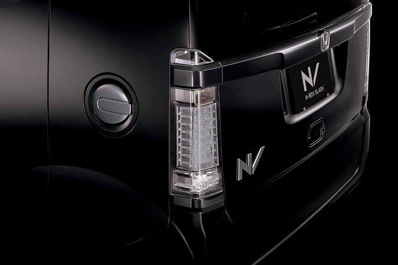 ブラックペイントリアライセンスガーニッシュ