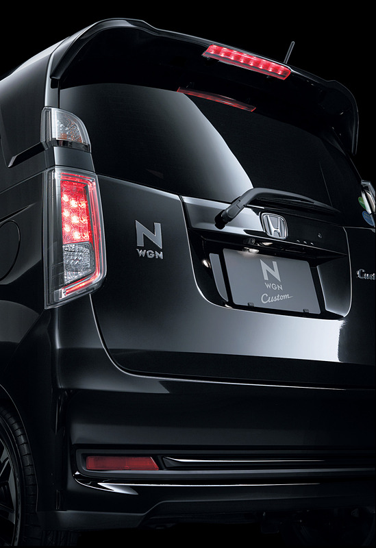 ブラック塗装リアライセンスガーニッシュ ブラック塗装モール付リアバンパー