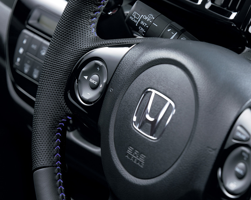 本革巻ステアリングホイール（パンチング＆スムースレザー、バイオレットステッチ）