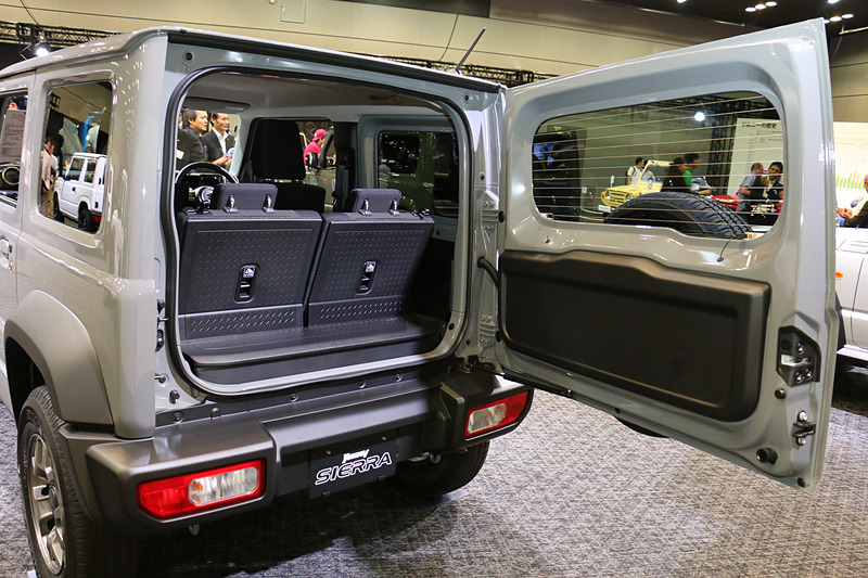 ジムニー、ジムニーシエラの全車でフルサイズの背面スペアタイヤを標準装備。ジムニー担当のチーフエンジニアを務めたスズキの米澤宏之氏によれば、過酷な路面状況で日常的に走行する使用環境から、ジムニーシリーズはサイドウォールをカットするパンクが発生することも多く、パンク修理キットやテンパータイヤでは対応しきれないことを想定してフルサイズの背面スペアタイヤの全車装備にこだわったとのこと。このためリアハッチはサイドヒンジの横開き式のみとなる