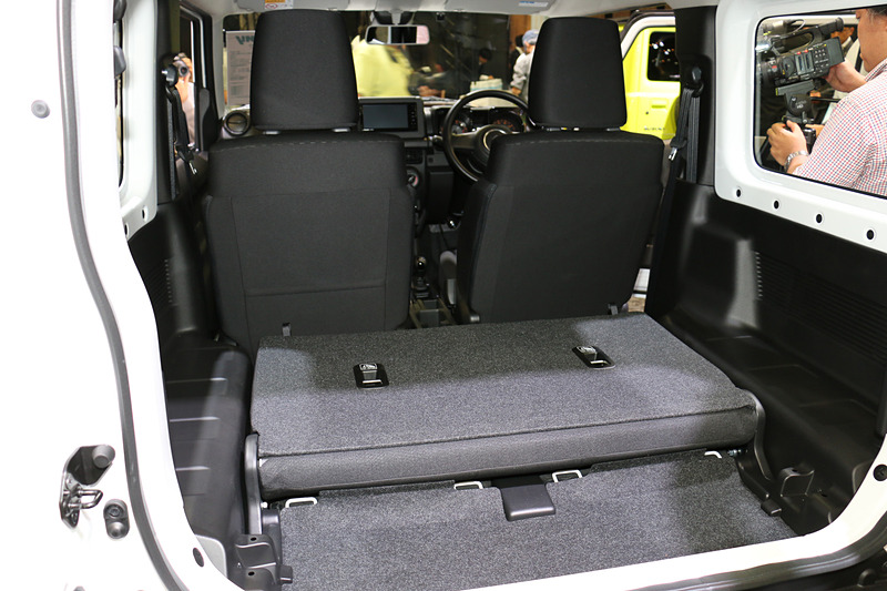 ジムニー XGで採用する一体可倒式リアシート。4人乗車時の荷室床面長は240mm