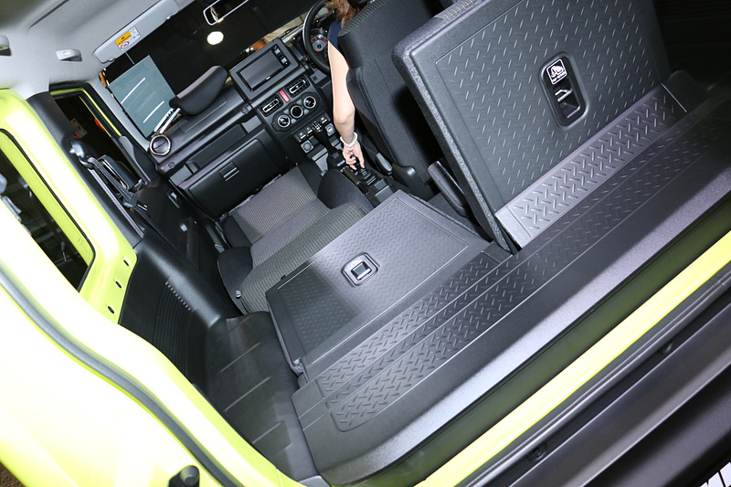 ジムニー XG以外のモデルでは5：5分割可倒式のシングルフォールディングリアシートを標準装備。リアシート背面と荷室内が樹脂化された「防汚タイプラゲッジフロア」を採用し、リアシートを畳んだ状態でフルフラットになるよう、段差部分を収納スペースに活用する「ラゲッジボックス」も装備する