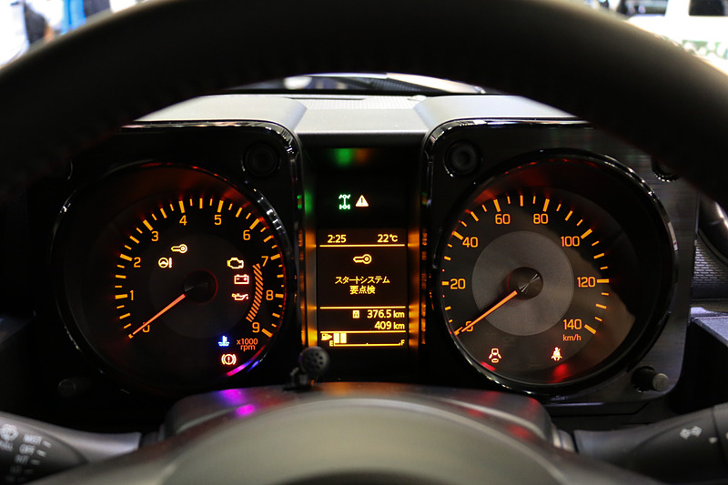 中央にマルチインフォメーションディスプレイを設定する大型2眼式メーターを採用