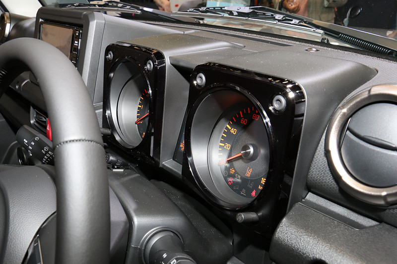 メーターパネルは外観イメージともコーディネートされた「立方体メータークラスター」となる