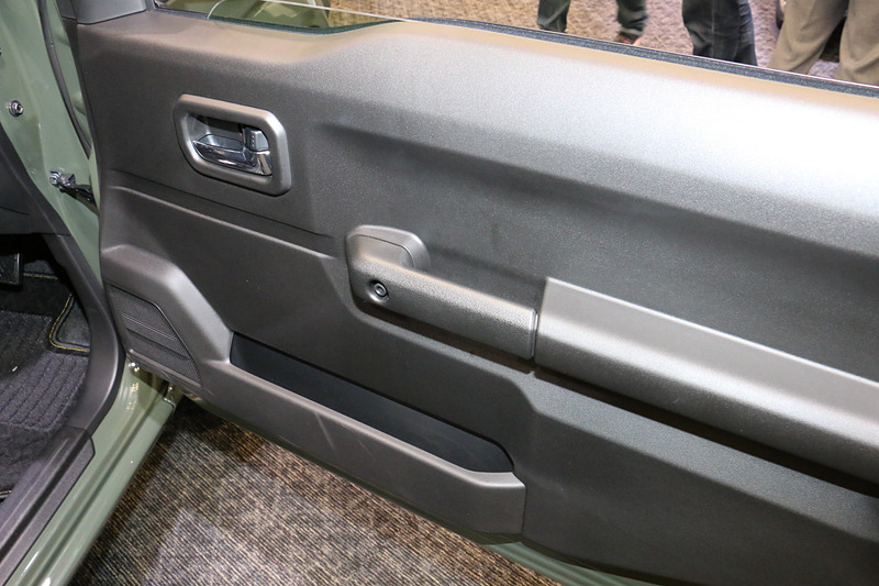 エアコンの操作ダイヤルやトグル式のスイッチ類、ドアグリップなどはグローブを装着したままでも操作しやすい形状となっている