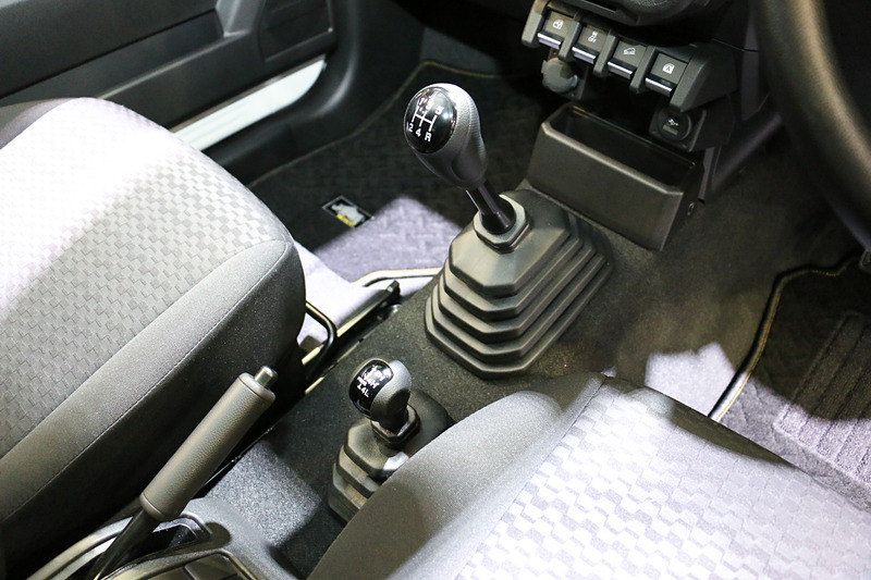 5速MT車のシフトレバーと機械式副変速機のトランスファーレバー