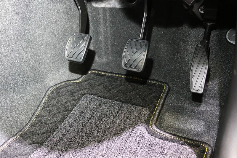 5速MT車はクラッチペダルを備える3ペダルタイプとなる