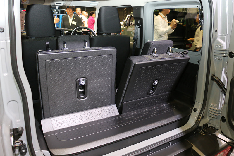 シングルフォールディングリアシートは左右独立で12段階のリクライニングが可能。座面は一体型で固定式となる