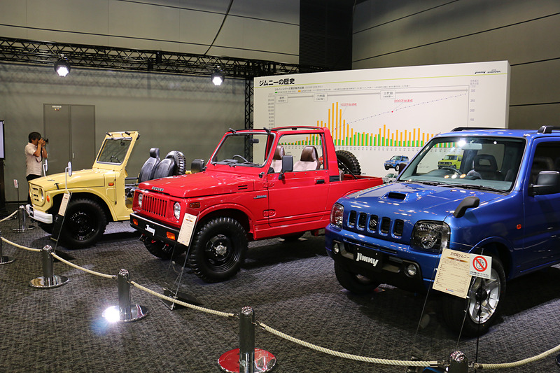 発表会場では初代～3代目の歴代ジムニーも車両展示された