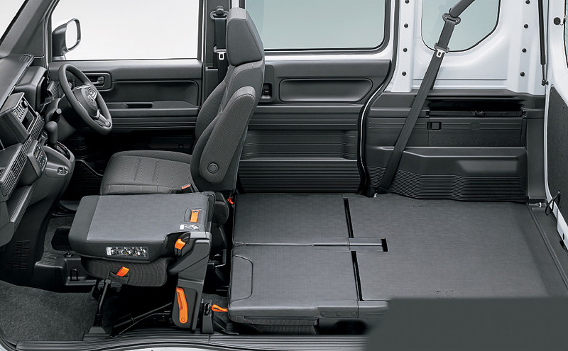 走行中の使用はできないが、1名乗車時には助手席をテーブルとして使うことも可能