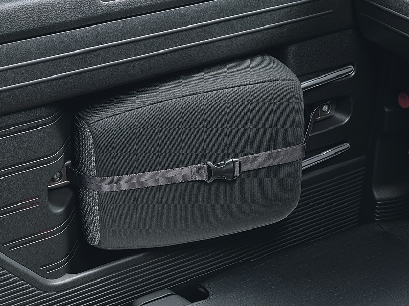 助手席のドアトリムには、助手席をダイブダウンする際に取り外すヘッドレストを固定可能