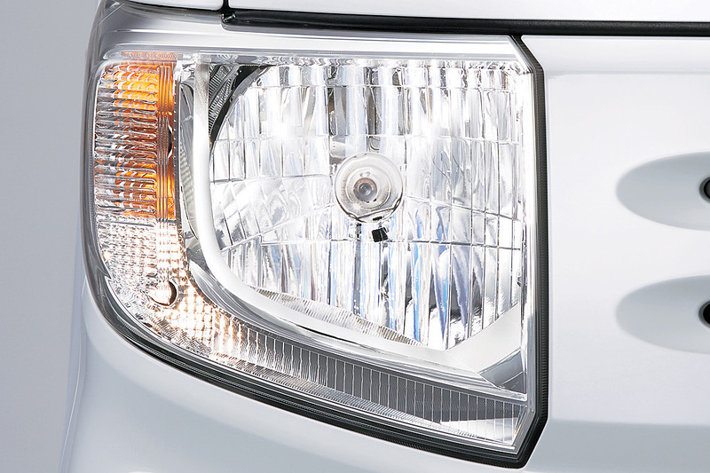 G、L、＋STYLE COOLに設定されるマルチリフレクターハロゲンヘッドライト。G、Lはマニュアルレベリング機能が、＋STYLE COOLはオートライトコントロール機構が付く