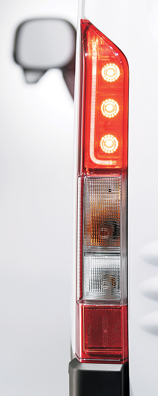 縦型のLEDリアコンビネーションランプは全車標準装備。G、L、＋STYLE FUNは画像のレッド＆クリアタイプ、＋STYLE COOLのみクリアタイプとなる