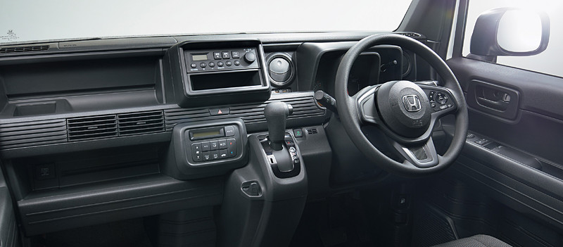 Lのインテリアカラーはクリーンなイメージのブラックを設定