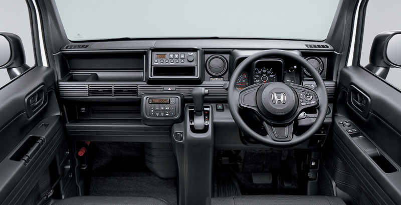 Lのインテリアカラーはクリーンなイメージのブラックを設定