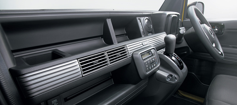 ＋STYLEはブラックを基調に加飾を施した