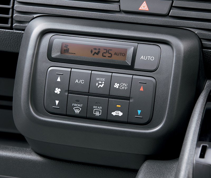 全車でフルオートエアコンを装備