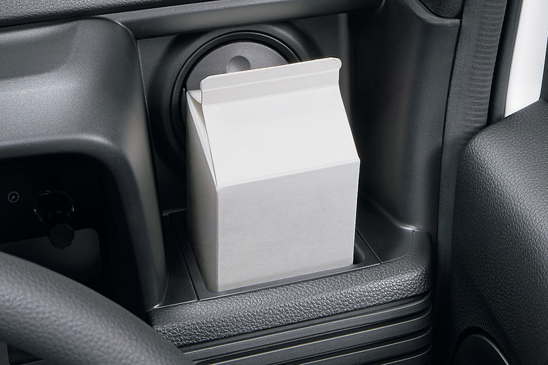 ステアリングホイール右側にあるドリンクホルダーは500mLの紙パックも置けるサイズ